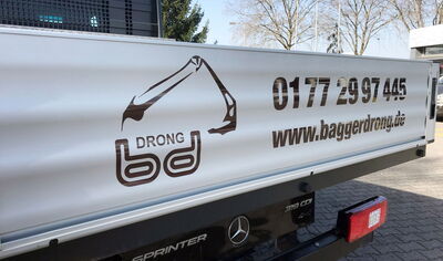 Aufkleber und Beschriftungen aus Hanau auf einem Lieferwagen mit Heckklappe