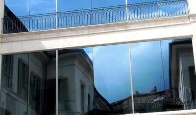 Spiegelfolie mit Sonnenschutz und UV-Schutz aus Hanau an einem Bürogebäude 1