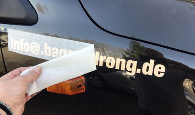 Aufkleber und Beschriftungen aus Hanau auf einem Auto