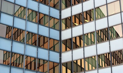 Verspiegelte Sonnenschutzfolie aus Hanau an einem Gebäude 2